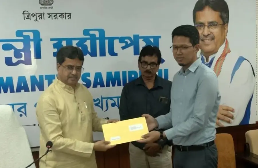 Manik Saha handed over scholarships of Rs 5 lakh