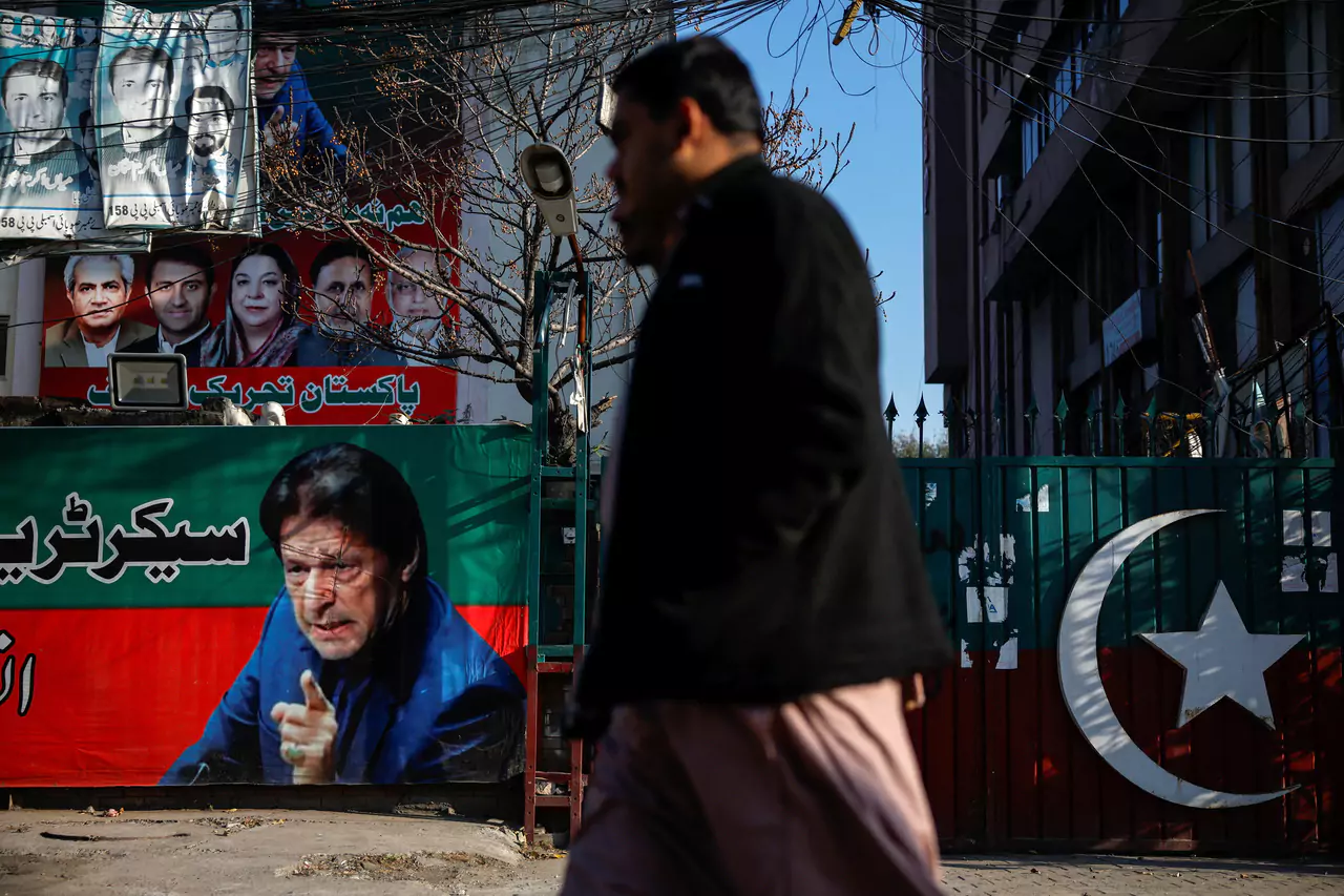 Early Pakistan vote results show rivals neck and neck