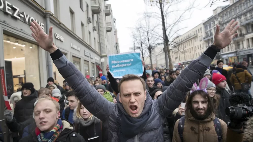 Russian opposition leader Alexei Navalny (centre) attends a rally in Moscow in 2018. 