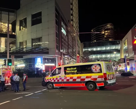 Sydney knife attacker shot dead after killing 6 in Bondi mall