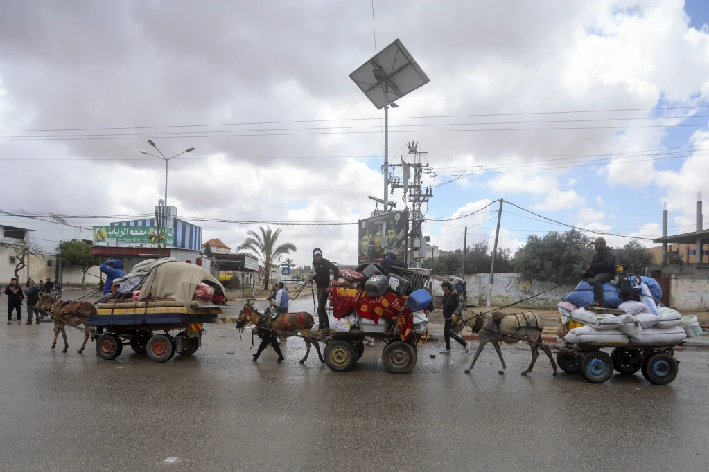 Palestinians flee from the eastern side of the southern Gaza city of Rafah