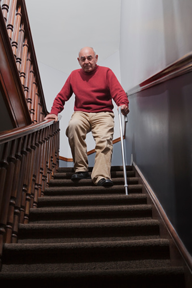 People with knee osteoarthritis can have difficulties getting down stairs