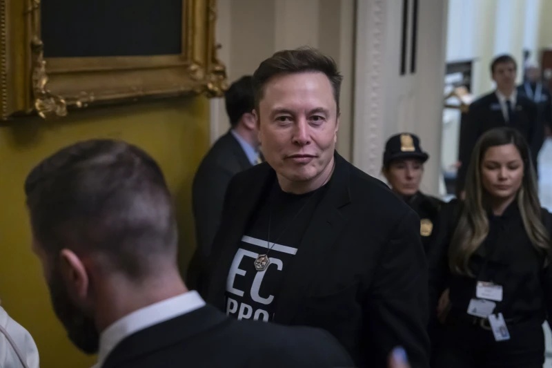 Elon Musk leaves meeting