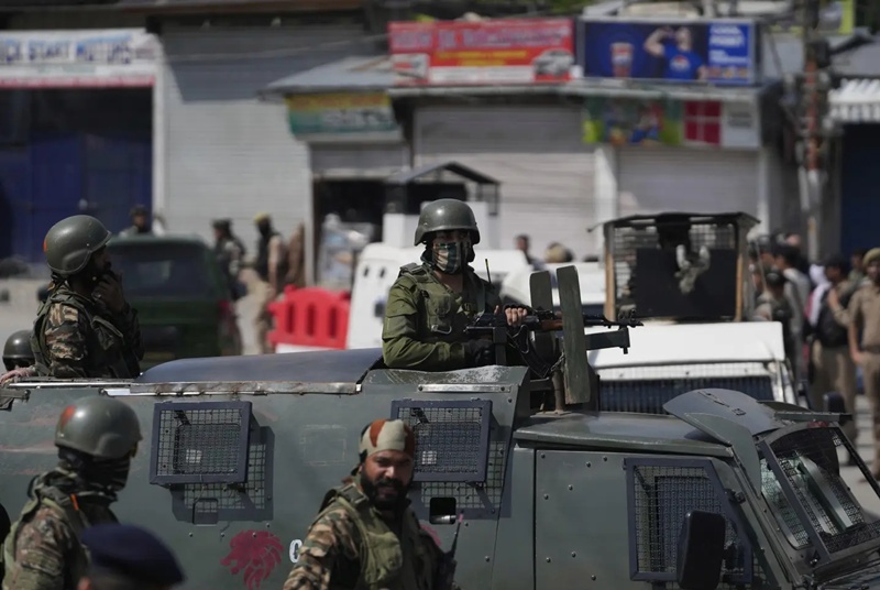 Indian soldiers guard Srinagar 1
