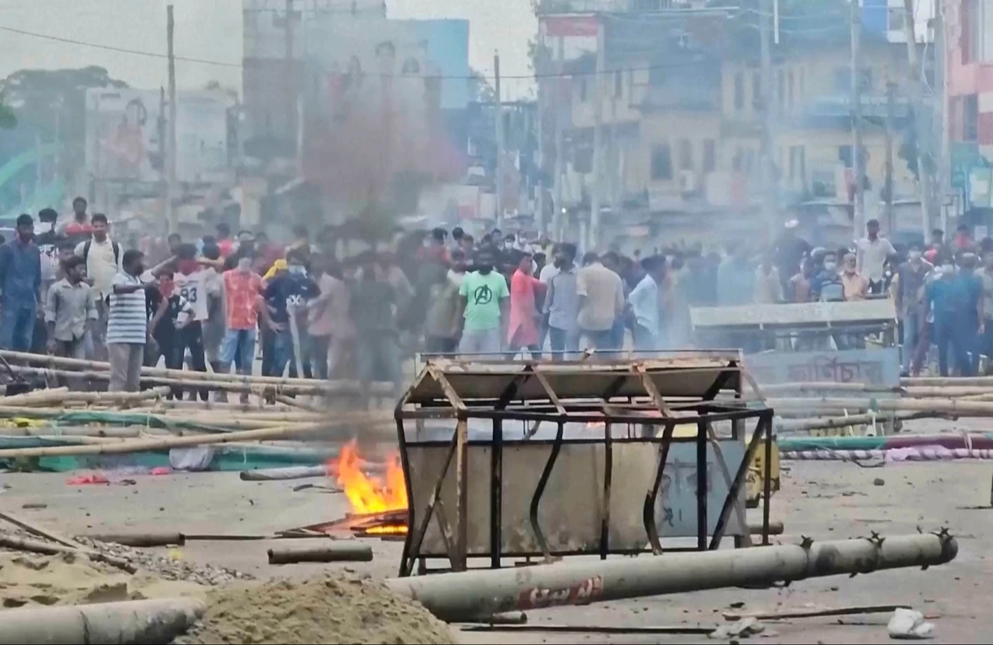 Bangladeshi forces clash with supporters of ousted PM Hasina, leaving at least 4 dead 1 supporters of ousted PM Hasina 01