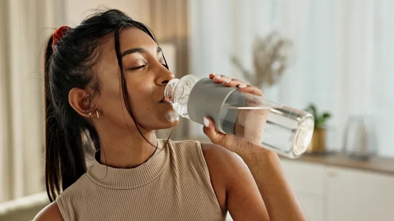 Drinking enough water may be your best defence against stress, new study shows 2 Drinking enough water 02