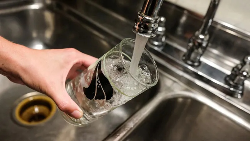 Drinking enough water may be your best defence against stress, new study shows 3 Drinking enough water 03