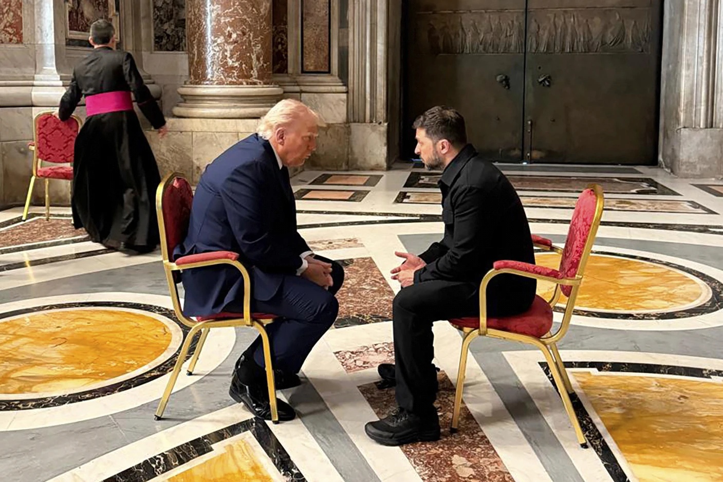 Trump begins planning for Putin-Zelenskyy meeting while affirming US help with security guarantees 4 Trump begins planning for Putin Zelenskyy 04