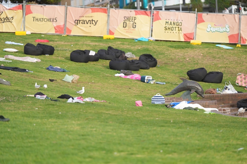 Father and son gunmen kill at least 15 people in attack on Hanukkah event at Sydney’s Bondi Beach 3 Father and son gunmen kill z