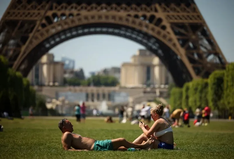 How to stay safe while traveling during extreme heat 4 People enjoy the Sun