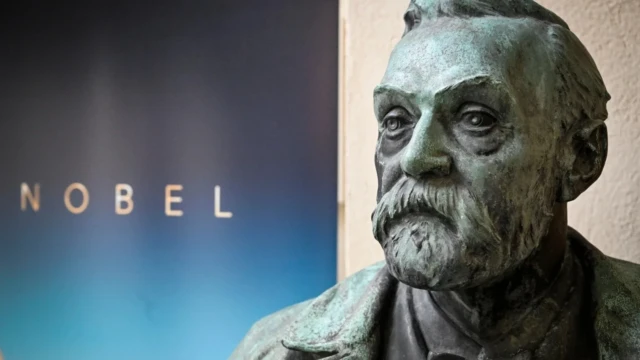 <center><i>A bust of Alfred Nobel on display following a press conference to announce the Nobel Committee for Physiology or Medicine at the Karolinska Institute in Stockholm, Sweden, on Oct. 3, 2022. (Photo: AP)</i></center> 2442183082