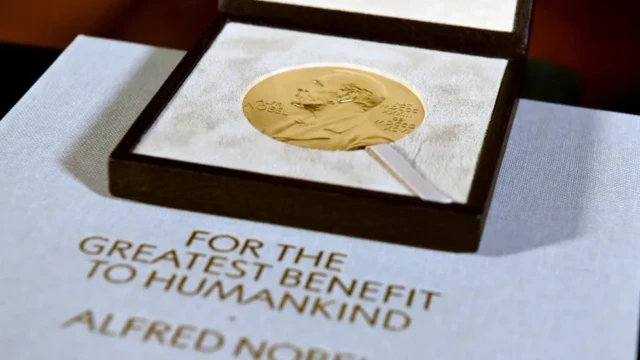 <center><i>A Nobel diploma and medal are displayed, Dec. 8, 2020, during a ceremony in New York. (Photo: AP)</center></i> 2907586939