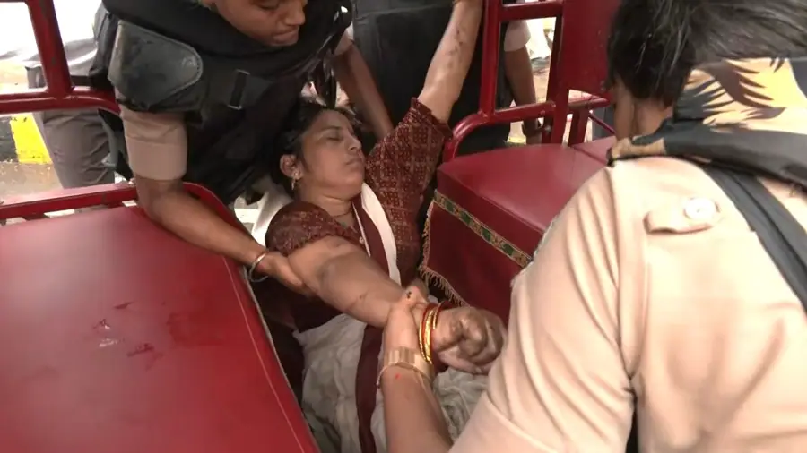 Bihar Police use water cannons to disperse Anganwadi protesters demanding honorarium hike 1 an Anganwadi worker fainted