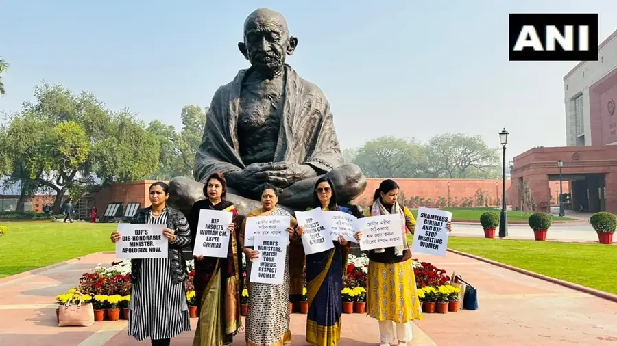 Mahua Moitra reacts to Giriraj Singh's 'thumka' remark on Mamata Banerjee; Trinamool MPs stage protest 1 Women MPs from the Trinamool Congress