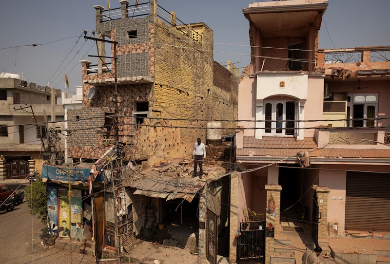 Trump says India and Pakistan agree to a ceasefire 1 man stands amidst debris