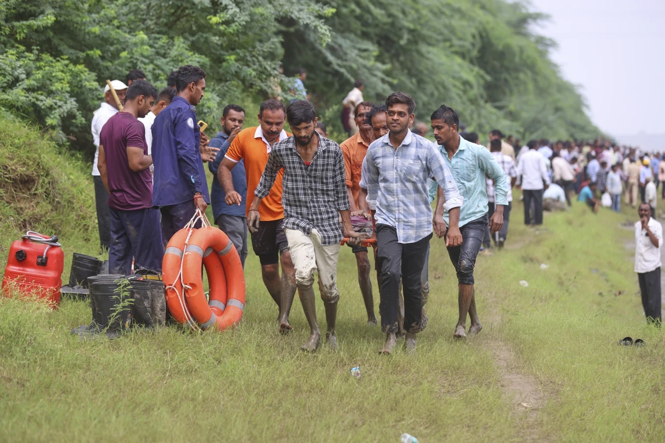 Bridge collapse kills 9 in India’s Gujarat state 2 Bridge collapse kills 9 in Indias Gujarat 02