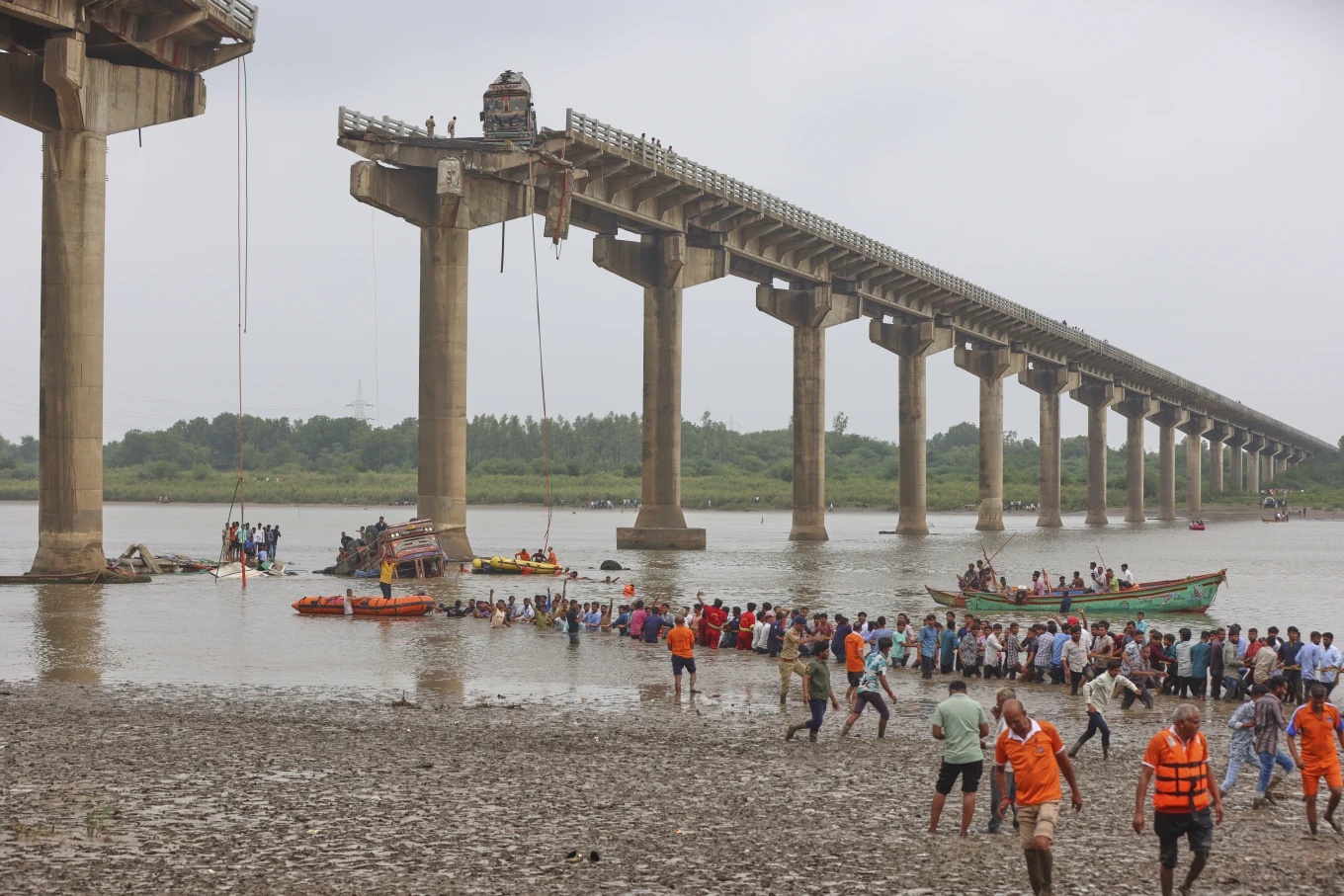 Bridge collapse kills 9 in India’s Gujarat state 3 Bridge collapse kills 9 in Indias Gujarat 03