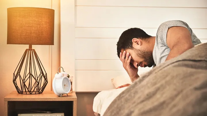 How to get better sleep during sweltering summer temperatures? 1 sleeping in a room