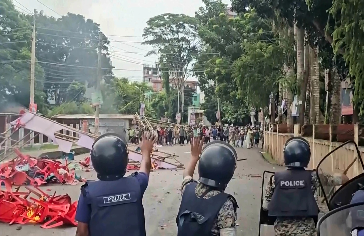 Bangladeshi forces clash with supporters of ousted PM Hasina, leaving at least 4 dead 2 supporters of ousted PM Hasina 02