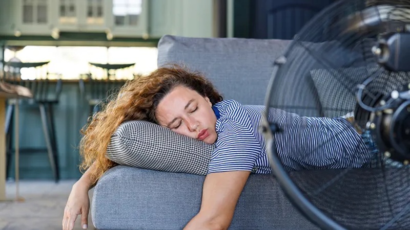How to get better sleep during sweltering summer temperatures? 2 using fan