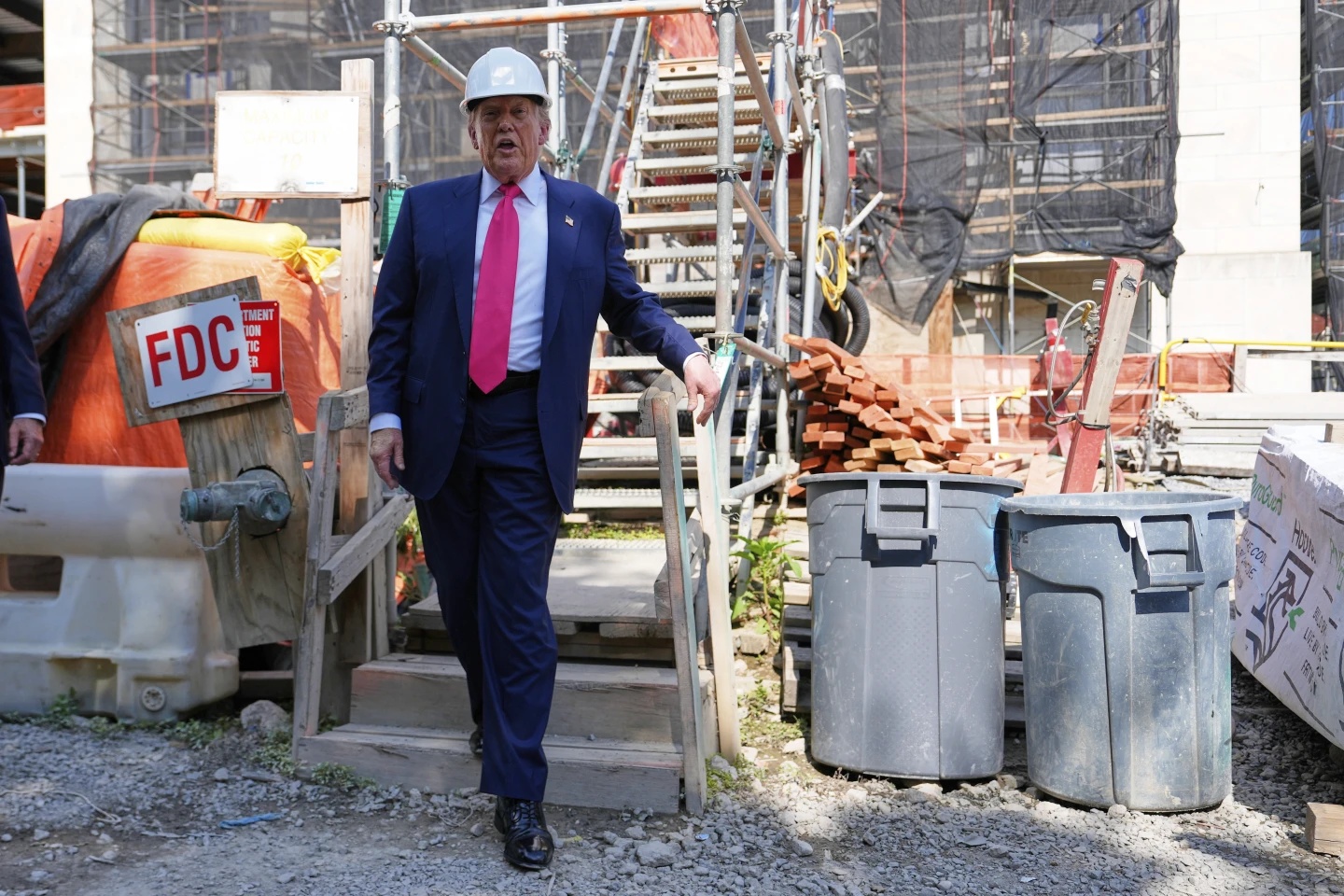 Why US Federal Reserve has historically been independent of the White House 2 Donald Trump visits the Federal Reserve