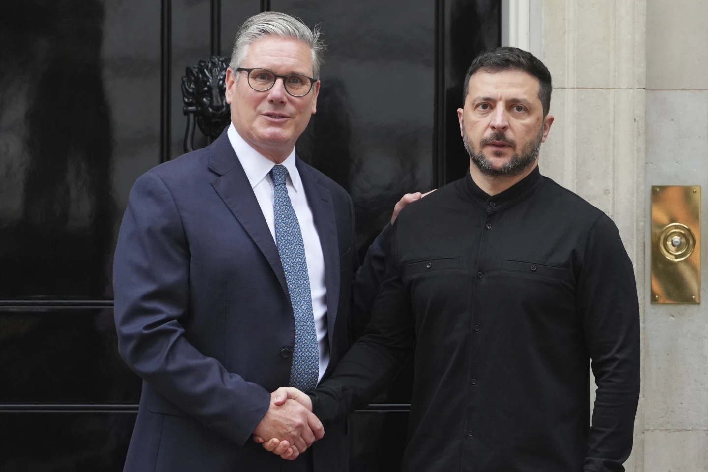 Trump begins planning for Putin-Zelenskyy meeting while affirming US help with security guarantees 1 Trump begins planning for Putin Zelenskyy 01