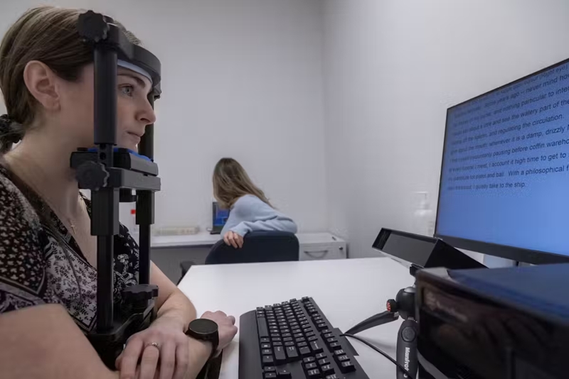 New global research shows eye movements reveal how native languages shape reading 1 eye tracking set up