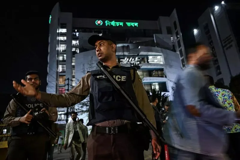 Bangladesh's BNP heading for 'sweeping' election win 3 police personnel stand guard
