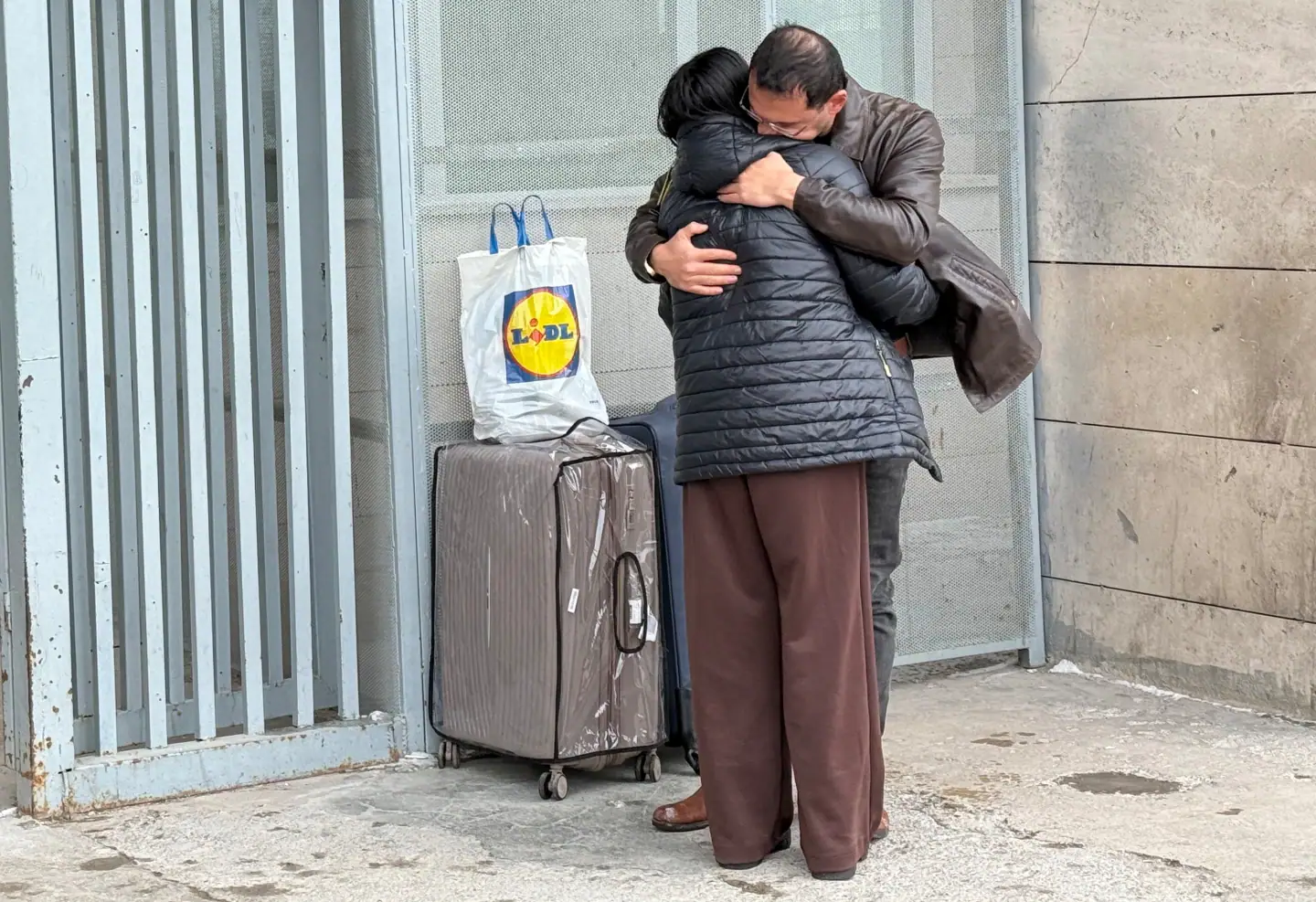 A man welcomes a woman who crossed from Iran to Turkey at the Kapikoy Border Gate in eastern Van province, Turkey, Thursday, March 5, 2026. (AP Photo/Serra Yedikardes)