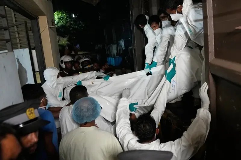 US sank Iranian warship, didn’t rescue survivors. Is this legal in war? 1 US sank an Iranian warship 01